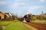 03 0058 passiert mit D 613 auf dem Weg nach Berlin die letzten Häuser von Burg Stargard. (15.10.1977) <i>Foto: Dr. Uwe Knoblauch</i>