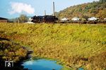 41 1232 schiebt den Ng 61532, beladen mit russ. Wolga, bei Burg Stargard nach. Der GAZ-24 Wolga war ein besonders lang gebautes Modell von 1967 bis 1992 des sowjetischen Herstellers GAZ. Das Fahrzeug wurde in ganz Osteuropa vor allem als Behördenfahrzeug oder Taxi eingesetzt.  (16.10.1977) <i>Foto: Dr. Uwe Knoblauch</i>