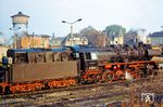Die ölgefeuerte 50 0035 (ex 50 1274, ex 50 3617) im Bahnhof Angermünde. Zwischen 1966 und 1971 erhielten 72 Maschinen der Baureihe 50.35 eine Ölhauptfeuerung. Die plötzliche Abstellung der Baureihe im Jahr 1981 war eine energiepolitische Entscheidung, weil sich damals die Rohölpreise für die DDR sprunghaft erhöhten. Zudem konnte man mittlerweile das Bunkeröl D chemisch weiterverarbeiten, sodass man es nicht mehr in Lokomotiven verfeuern wollte.  (13.10.1977) <i>Foto: Dr. Uwe Knoblauch</i>