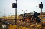 50 0058 (ex 50 388, ex 50 3664) war erst Ende 1970 auf Ölfeuerung umgebaut worden und steht hier vor einem Zementzug im Bahnhof Angermünde. (13.10.1977) <i>Foto: Dr. Uwe Knoblauch</i>