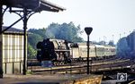 01 0527 hat soeben die lange AVUS-Gerade hinter sich gelassen und fährt mit D 337 aus Hamburg in den S-Bahnhof Berlin-Grunewald ein; nächster Halt des Zuges: Berlin Zoologischer Garten (an 12.06 Uhr).  (08.1975) <i>Foto: Karsten Risch</i>