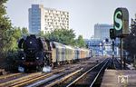 01 0527 hat den Bahnhof Berlin Zoo hinter sich gelassen und fährt mit D 1333 durch den S-Bahnhof Tiergarten. (07.1976) <i>Foto: Karsten Risch</i>