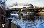 Nach dem Halt des D 337 in Berlin Zoologischer Garten (an 12.39 Uhr) überquert 01 0509 die Spree an der S-Bahnstation Bellevue. (04.1976) <i>Foto: Karsten Risch</i>