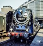 01 2165 glänzt vor dem D 671 nach Dresden (Ostbahnhof ab 7.31 Uhr - Dresden an 9.57 Uhr) in der Berliner Morgensonne im Ostbahnhof. (01.1976) <i>Foto: Karsten Risch</i>