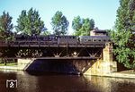 Der internationale Schnellzug D 1316 "Berlinaren", bespannt mit 03 0077 vom Bw Stralsund, stellte eine morgendliche Frühverbindung für die Westberliner an die Ostsee dar. Hier überquert der Zug auf Westberliner Gebiet die Spree in Berlin-Bellevue. (1976) <i>Foto: Karsten Risch</i>