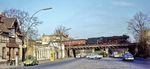 Panoramabild des D 1316 "Berlinaren" mit 03 0075, der die Straße Alt-Moabit kurz vor dem Lehrter Bahnhof in Berlin überquert. Heute hat sich die Szene hier stark verändert. Das Häuserensemble vor der Brücke musste dem Eingangsportal zum neuen Bundesministerium des Innern weichen, einzig das urige Lokal überlebte - heute allerdings als Restaurant "Paris-Moskau" für den gehobenen Geldbeutel. (1976) <i>Foto: Karsten Risch</i>