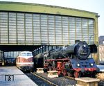 Mit D 1316 "Belinaren" am Haken, der von Berlin Zoologischer Garten über Neustrelitz - Stralsund-Rügendamm - Sassnitz Hafen - Trelleborg nach Malmö C. verkehrte, steht 03 0090 in Berlin Zoologischer Garten. Der Schnellzug mit den Kurswagen nach Malmö verließ den Bahnhof Zoo bereits um 6.23 Uhr. Daneben steht die Magdeburger 118 076. (07.1976) <i>Foto: Karsten Risch</i>