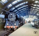 Der Ex 316 "Berlinaren" hat hier die Berliner Grenze überschritten und wartet in Berlin Ostbahnhof auf Weiterfahrt nach Stralsund. Gleichzeitig wechselte hier die Zugnummer von D 1316 in Ex 316. (07.1976) <i>Foto: Karsten Risch</i>