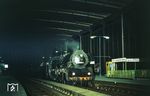 Im Blitzlichtgewitter fährt 03 0090 mit dem D 1317 "Berlinaren" aus Malmö (planmäßig an 23.58 Uhr) in Berlin Zoologischer Garten ein. (07.1976) <i>Foto: Karsten Risch</i>