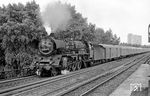 03 2133 vom Bw Berlin Ostbf beschleunigt den aus 14 Wagen (!) bestehenden D 109 aus Bonn, den die Lok in Helmstedt übernommen hatte, vom Bahnhof Berlin-Zoo aus kommend durch den S-Bahnhof Tiergarten.  (22.07.1970) <i>Foto: Burkhard Wollny</i>
