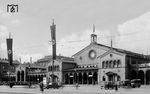 Blick auf den alten Münchener Hauptbahnhof mit dem Ursprungsbau aus dem Jahr 1849 (rechts) und dem Erweiterungsbau von 1877 bis 1883. Am 1. Mai 1904 erhielt der bisherige Centralbahnhof den Namen "München Hauptbahnhof". Ab 1933 ließen die Nationalsozialisten neue Pläne zum Umbau des Bahnhofs erstellen, der zwischen Laim und Pasing entstehen sollte, was letztlich der Zweite Weltkrieg verhinderte. Bei den Luftangriffen auf München wurde der Bahnhof schwer getroffen, ab 25. Februar 1945 musste der Zugverkehr nach 112 Bombeneinschlägen eingestellt werden. Vom 16. Mai bis zum 16. August 1949 wurde die einsturzgefährdete Bahnsteighalle erst gesprengt und dann die restlichen Gebäuderuinen abgerissen, um einen Wiederaufbau zu ermöglichen. Den Neuanfang nach dem Krieg markierte ab Mai 1950 der Neubau des Starnberger Flügelbahnhofs. Der Bahnhof in der heutigen Form mit der Haupthalle (Bahnsteige 11-26) wurde von 1958 bis 1. August 1960 nach Plänen von Franz Hart errichtet. (1934) <i>Foto: RVM</i>