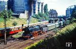 03 0075 fährt mit D 1812 nach einem kurzem Halt in Berlin Prenzlauer Allee weiter. (22.08.1976) <i>Foto: Dr. Uwe Knoblauch</i>