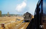 50 0030 (ex 50 1622, ex 50 3611) kommt mit einem Güterzug bei zwischen Bernau und Rüdnitz entgegen. Die karge Fläche links war damals ein Fahrschulgelände der Sowjetarmee. Der Fotograf ist mit dem Zug Richtung Eberswalde unterwegs.   (13.10.1977) <i>Foto: Dr. Uwe Knoblauch</i>