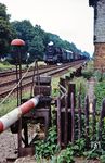 Zwischen 1966 und 1971 erhielten 72 Maschinen der DR-Baureihe 50.35 eine Ölhauptfeuerung und wurden in die neu geschaffene Baureihe 50.50 eingereiht. Mit Einführung der EDV-Nummern ab 1970 erhielten sie die Betriebsnummern 50 0001 bis 50 0072. 50 0034 (ex 50 2608, ex 50 3615) vom Bw Angermünde fährt hier durch Chorin (zwischen Angermünde und Eberswalde). (01.07.1977) <i>Foto: Dr. Uwe Knoblauch</i>