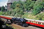 52 1360 (ex 52 360, Endabnahme am 7. Mai 1943 im RAW Braunschweig, anschließend beim Bw Berlin-Tempelhof Vbf stationiert) unterwegs in Berlin Prenzlauer Allee. Die Lok gehört heute der Stadt Goslar, verliehen an die IGE Werrabahn Eisenach. Den Giesl-Schornstein besitzt sie nicht mehr. (22.08.1976) <i>Foto: Dr. Uwe Knoblauch</i>