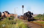 52 8009 vom Bw Elsterwerda (ex 52 1605) fährt mit einem Güterzug nach Falkenberg durch Doberlug-Kirchhain. Am 17. Juni 1875 wurde der heutige Turmbahnhof im Schnittpunkt der Bahnstrecken Berlin - Dresden (oben) und (Leipzig-) Falkenberg/Elster – Cottbus eröffnet. (02.07.1977) <i>Foto: Dr. Uwe Knoblauch</i>