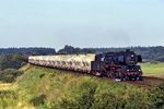 50 0034-4 (50 5034, ex 50 3615, ex 50 2608) vom Bw Angermünde ist mit einem leeren Zementsilowagenzug nach Rüdersdorf (b Berlin) zwischen Angermünde und Eberswalde nahe Chorin unterwegs. (30.08.1979) <i>Foto: Robin Fell</i>