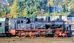 Es galt damals fast als Sensation, als sich die Deutsche Reichsbahn entschloss, vom 28. Oktober bis 4. November 1984 eine Woche lang in Westberlin Dampfzugfahrten durchzuführen. Zum Einsatz kam die zu dieser Zeit beim Bw Glauchau stationierte Traditionslok 74 1230 mit dem „Veltener Traditionszug“, bestehend aus Einheits-Abteil- und Plattformwagen, hier im Bahnhof Berlin-Wannsee. (10.1984) <i>Foto: Karsten Risch</i>