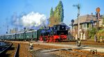 Die Dreiecksfahrten Berlin-Zoo – Spandau – Wannsee – Zoo führten dazu, daß die Lok streckenweise rückwärts fuhr, hier bei der Ausfahrt aus Berlin-Spandau Gbf. Das Stellwerk "Spg" (Siemens&Halske 1912) ist heute außer Betrieb. (11.1984) <i>Foto: Karsten Risch</i>