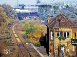74 1230 fährt durch Berlin-Halensee. Im Hintergrund ist (ansatzweise) der Funkturm und das Internationale Congress Centrum zu sehen. (11.1984) <i>Foto: Karsten Risch</i>