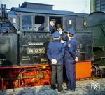 Kleiner Plausch zwischen den Personalen im Bahnhof Zoo. (11.1984) <i>Foto: Karsten Risch</i>