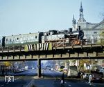 Ein fast perfekte Kulisse mit 74 1230, die hier als „Stadtbahnlok“ optimal in das Umfeld an der Kantstraße vor dem Theaster des Westens nach Berlin-Zoo einfährt. (11.1984) <i>Foto: Karsten Risch</i>