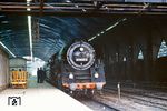 Letzte Besprechung am Gex 2650 (Gepäck- und Expreßgut-Zug) in Berlin Ostbahnhof mit der Pasewalker 01 0530. (16.05.1978) <i>Foto: Dr. Uwe Knoblauch</i>