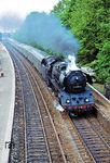 03 0077 fährt mit D 613 auf dem Weg nach Berlin-Lichtenberg durch den S-Bahnhof Lehnitz. S- und Fernbahn waren damals noch südlich Lehnitz bis Oranienburg jeweils eingleisig. Vor 1945 gab es dort wohl einen Gemeinschaftsbetrieb. Im Hintergrund ist die Havelbrücke zu erahnen. Der Bahnsteig wurde später mit veränderter Lage und für zwei S-Bahngleise neu gebaut, auch die Fernbahn ist dort heute zweigleisig. (05.1978) <i>Foto: Dr. Uwe Knoblauch</i>