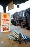 In der DDR gab es eine sehr bemerkenswerte Kultur von politischen Slogans und Parolen. Für den Besucher aus dem Westen eher amüsant, deckten sie dort alle Lebensbereiche ab. Die bekanntesten Sprüche waren wohl "Von der Sowjetunion lernen, heißt siegen lernen" oder "Unser Arbeitsplatz - Kampfplatz für den Frieden". Interessanterweise entstammt der heute so missbräuchlich verwendete Spruch "Wir sind das Volk" einem Gedicht aus einem DDR-Schulbuch. Auch das Personal der Wittenberger 03 2148 scheint sich beim Halt des P 3505 in Luckenwalde für alles andere zu interessieren als für die Hurra-Parole. (18.05.1978) <i>Foto: Dr. Uwe Knoblauch</i>