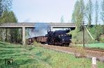 52 8136 (ex 52 1175, Baujahr 1943) an der Kanalbrücke Wedringen zwischen Haldensleben und Vahldorf. Direkt links vom Fotografen befindet sich der Mittellandkanal. (04.1978) <i>Foto: Dr. Uwe Knoblauch</i>