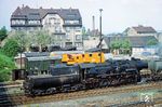 52 8080 (ex 52 5015, Baujahr 1944) rangiert im Bahnhof Löbau (Sa). Von dem „Hotel Stadt Löbau“ im Hintergrund ließ sich von der Bettkante aus der Bahnbetrieb im Bahnhof beobachten. Das Hotel hieß einst „Reichshof“, was man auf dem Foto noch erahnen kann. Natürlich konnte zu DDR-Zeiten ein Hotel nicht so heißen, aber so richtig Geld und Mittel für die Fassadenbearbeitung hatte man wohl auch nicht.  (14.05.1978) <i>Foto: Dr. Uwe Knoblauch</i>