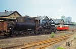 52 8198 (ex 52 1217, Baujahr 1943) begegnet im Bahnhof Arnsdorf dem 171 021 (ex VT 2.09.021, Baujahr 1963). (16.05.1978) <i>Foto: Dr. Uwe Knoblauch</i>