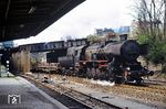 52 3410 vom Bw Berlin-Schöneweide mit einem Güterzug in Berlin-Ostkreuz. Die Lok wurde im Mai 1943 bei der RBD Posen in Dienst gestellt und war zuletzt als Heizlok tätig. Ausgemustert wurde sie am 8. April 1986. (04.1978) <i>Foto: Dr. Uwe Knoblauch</i>