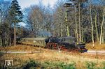 52 8086 (ex 52 2295, Baujahr 1943) mit einem Personenzug von Weferlingen nach Haldensleben bei Bodendorf. (04.1978) <i>Foto: Dr. Uwe Knoblauch</i>