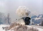 Der strenge Winter 1978/79 brachte nicht nur im Norden der DDR den Zugverkehr kräftig durcheinander. Auch der E 802 nach Leipzig hatte angesichts knackiger Minustemperaturen schon einige Verspätungsminuten mit der 95er aus Sonneberg mitgebracht. Hinter Saalfeld bemüht sich 01 0525 wieder einiges herauszuholen. (03.01.1979) <i>Foto: Joachim Schmidt</i>