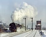 Mit schlappen 3 Stunden Verspätung verlässt 01 0522 mit P 3003 nach Zugkreuzung durch den D 504 (vgl. Bild-Nr. 22487) den Bahnhof Orlamünde. (04.01.1979) <i>Foto: Joachim Schmidt</i>
