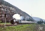 Die Fahrt des D 504 nach Berlin hatte erst wenige Kilometer zuvor in Saalfeld begonnen, als sie bei Remschütz am Fotografen vorbeifuhr. 01 2204 wird den 600t schweren Zug bis Halle/Saale befördern. (13.04.1980) <i>Foto: Joachim Schmidt</i>