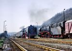 Wegen des eingleisigen Abschnitts der Saalebahn zwischen Orlamünde und Uhlstädt waren solche Zugkreuzungen während der Dampfzeit an der Tagesordnung: 44 0601 muss auf dem Weg nach Saalfeld in Orlamünde die Kreuzung des P 4004 mit 01 2204 abwarten. (13.04.1980) <i>Foto: Joachim Schmidt</i>