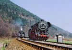 44 0689 wartet am Einfahrsignal von Uhlstädt die Ausfahrt des P 4005 nach Saalfeld mit 01 1512 ab.  (13.04.1980) <i>Foto: Joachim Schmidt</i>