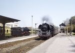1982 kamen die ehemaligen Saalfelder 01.5 in der RBD Magdeburg nochmals zu nennenswerten Einsätzen. 01 1511 war von Dezember 1981 bis Anfang März 1982 als Heizlok in Stendal, kam dann nochmals in den Zugdienst beim Bw Halberstadt zurück. Hier fährt sie mit einem Personenzug aus Magdeburg in Thale ein, im Oktober endete sie dann endgültig als Heizlok in Magdeburg. Links steht 50 3662 mit einem Personenzug nach Halberstadt.  (22.04.1982) <i>Foto: Joachim Schmidt</i>