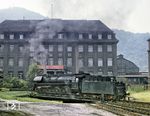 01 1511 wendet in Thale. Ob sie auch "mit der Kraft des Sozialismus" (siehe Parole am Haus) unterwegs war, ist eher unwahrscheinlich. (08.1982) <i>Foto: Joachim Schmidt</i>