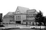Das Empfangsgebäude von Remscheid Hbf im Bergischen Land, das im August 1911 eingeweiht wurde. Sowohl das stattliche Gebäude als auch die rechts noch zu ahnende Bahnhofshalle sind nicht mehr existent. Beide wurden aufgrund der Kriegseinwirkungen in den 1950er Jahren abgerissen. Eine neue Bahnhofshalle wurde nicht mehr aufgebaut, das Empfangsgebäude von 1956 war auch nicht mehr besonders “großstädtisch” ausgelegt, sondern nüchtern und im Stil der Zeit. Es fiel 2007 der Spitzhacke zum Opfer. Ein geplanter Neubau wurde mangels Investoren nicht mehr verwirklicht. (1929) <i>Foto: RVM (Eckler)</i>