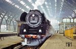 01 0510 steht vor einem Personenzug nach Saalfeld (Saale) in Leipzig Hbf. (03.1979) <i>Foto: Dr. Uwe Knoblauch</i>