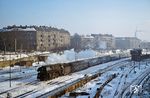 01 1515 (Bw Berlin Osb) fährt mit E 315 "Gedania" aus Gdynia in den Bahnhof Berlin-Lichtenberg ein, rechts befindet sich die Einfahrt zum S-Bw Friedrichsfelde. Den Hintergrund bilden die Häuser der Lichtenberger Gudrunstraße.  (03.1979) <i>Foto: Dr. Uwe Knoblauch</i>