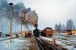 03 2002 verlässt mit D 562 nach Berlin-Schöneweide den Bahnhof Flughafen Berlin-Schönefeld und überholt dabei die Pankower 120 185 mit einem Güterzug. (03.1979) <i>Foto: Dr. Uwe Knoblauch</i>