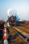 Außerplanmäßig musste die Eberswalder 44 0614 der Stralsunder 03 0078, die man aus dieser Perspektive nur erahnen kann, vor dem D 513 bei Berlin-Blankenburg aushelfen. (05.12.1976) <i>Foto: Dr. Uwe Knoblauch</i>