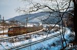 DR 132 107 fährt durch Blankenheim Trennungsbf. Der Zug kommt aus Richtung Halle. Das Gleis ganz rechts führt nach Güsten, von Güsten das erhöhte Gleis hinter dem Zug. Die kreuzungsfreie Ausfädelung entfiel mit der Elektrifizierung, da die Brücke nicht ersetzt wurde, heute fahren alle Züge nach Güsten über das ganz linke Gleis. (02.1978) <i>Foto: Dr. Uwe Knoblauch</i>