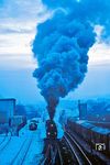 Im letzten Licht des Tages beschleunigt 44 0304 ihren Güterzug aus Sangerhausen. Bis zum Blankenheimer Tunnel wird es für den Zug ständig bergauf gehen. (02.1978) <i>Foto: Dr. Uwe Knoblauch</i>