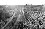 Der Bahnhof Schee befand sich an der 1884 eröffneten und weitgehend 1979 stillgelegten Bahnstrecke Wuppertal–Wichlinghausen – Hattingen unmittelbar am Nordportal des Scheetunnels (im Hintergrund). Von hier führte auch eine Stichbahn nach Silschede. Das Empfangsgebäude stammte aus dem Jahr 1886, befindet sich heute in Privateigentum und ist unter Denkmalschutz gestellt. Aufgrund seines originalen Zustandes fanden hier mehrfach Filmaufnahmen statt, u.a. für den SWR-Fernsehfilm "Magere Zeiten" (mit 044 754, vgl. Bild-Nrn. 21824 - 21828) oder zum ZDF-Sonntagskonzerts "Mit Dampf und Musik" (mit BLE 146, 044 508, vgl. Bild-Nrn. 13167 - 13171). Der Bahnhof gehörte im Güterverkehr trotz seiner Randlage aufgrund der Kohlentransporte zeitweise zu den umschlagstärksten Bahnhöfen in Preußen. Auf der Bahnstrecke Wuppertal–Wichlinghausen – Hattingen endete der Personenzugverkehr am 30. November 1979, der Güterverkehr 1984. Der Personenverkehr auf der Stichstrecke nach Silschede endete 1960, der Güterverkehr erst im Jahr 1989. Der Zahlteller der Fka Schee blieb erhalten und befindet sich im Bahnhof Gillrath auf der Selfkantbahn. (04.1930) <i>Foto: DLA Darmstadt (Bellingrodt)</i>