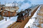 Die Rückleistung der 41 1159 aus dem D 447 war der Personenzug 6454 von Magdeburg nach Oebisfelde, der hier Vahldorf erreicht. (02.1978) <i>Foto: Dr. Uwe Knoblauch</i>
